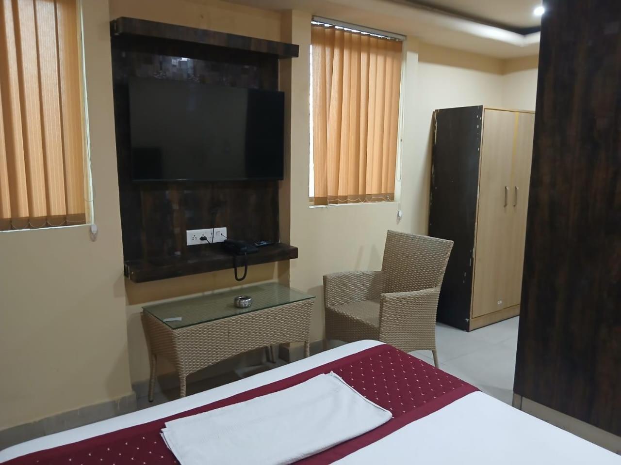 Blossoms Room Holiday Inn- Lakdikapul 하이데라바드 외부 사진