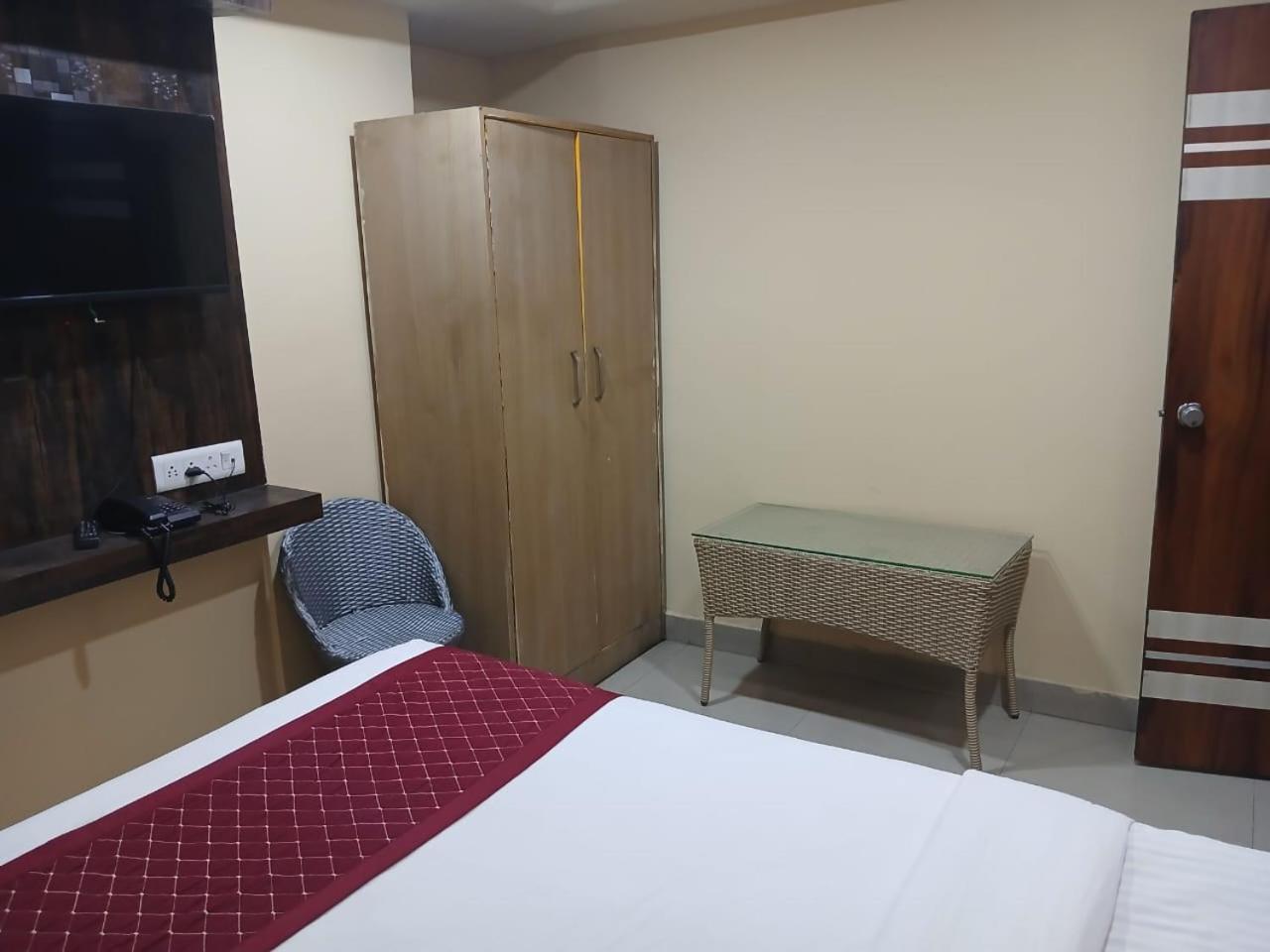 Blossoms Room Holiday Inn- Lakdikapul 하이데라바드 외부 사진