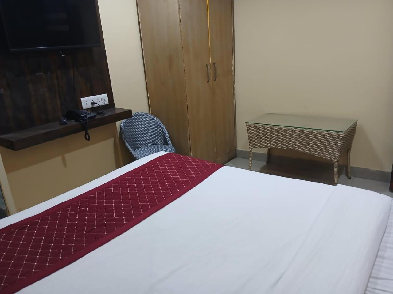 Blossoms Room Holiday Inn- Lakdikapul 하이데라바드 외부 사진