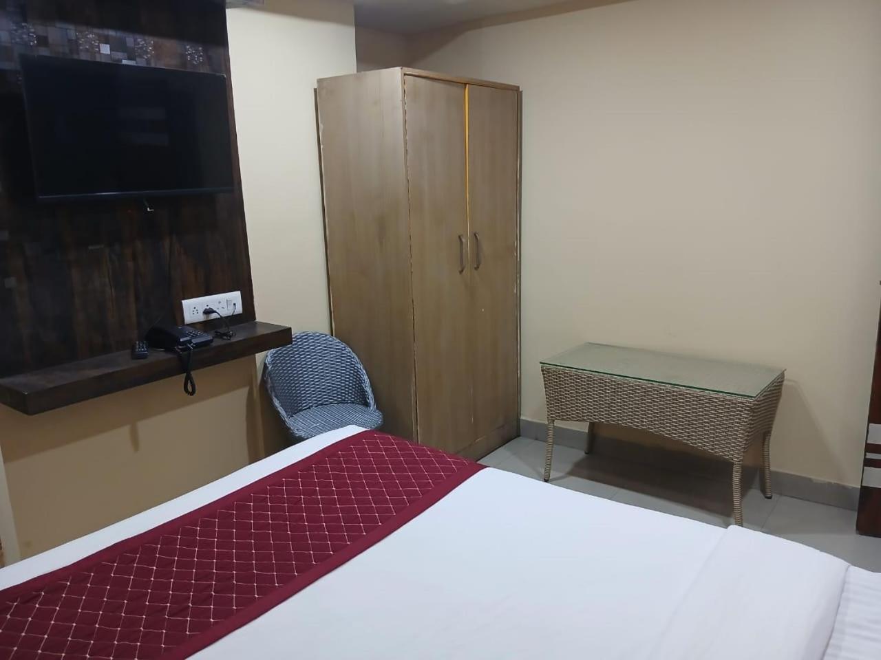 Blossoms Room Holiday Inn- Lakdikapul 하이데라바드 외부 사진